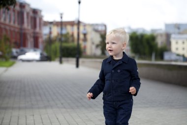 İki yaşında küçük bir çocuk portresi