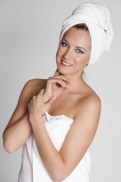 Güzel bir genç kadın beyaz havlu poz — Stok fotoğraf