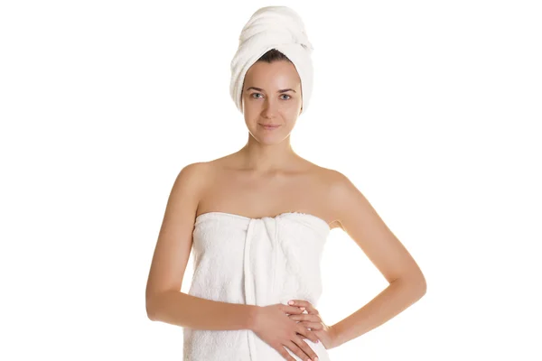Mulher bonita posando em toalha branca — Fotografia de Stock