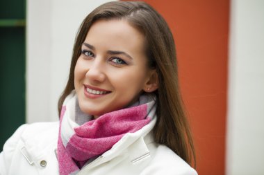 genç güzel esmer kadın