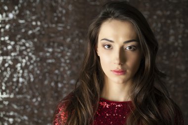 Karanlık stüdyo duvar arka plan üzerinde genç esmer kadın