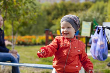 Küçük çocuk sonbahar parkta oyun oynarken