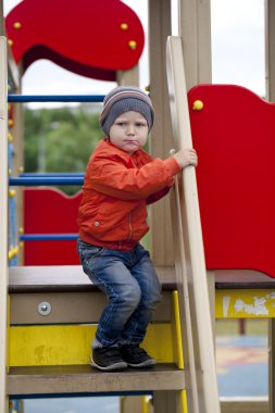Küçük çocuk sonbahar parkta oyun oynarken