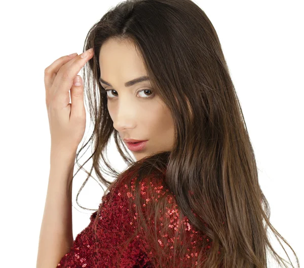 Hermosa joven modelo en vestido rojo posando en el estudio en un whi — Foto de Stock