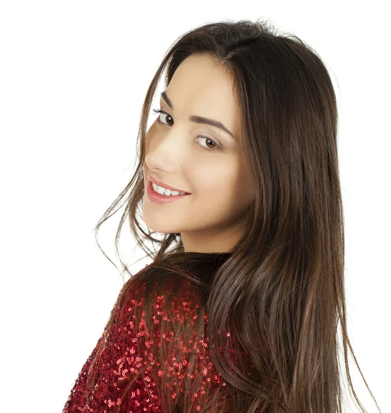 Schönes junges Model in rotem Kleid posiert im Studio auf einem weißen Kleid — Stockfoto