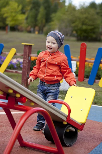 Kleine jongen spelen op de speelplaats — Stockfoto