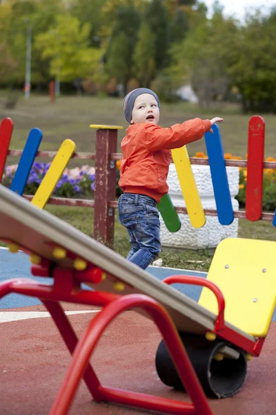 Liten pojke leker på lekplatsen — Stockfoto