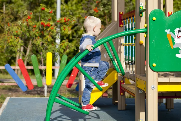 Liten pojke leker på lekplatsen — Stockfoto