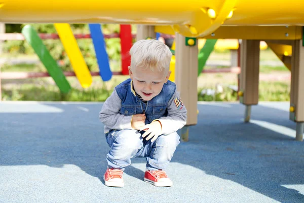 Маленький мальчик играет на детской площадке — стоковое фото