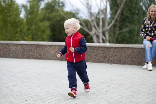 Jonge gelukkig blonde vrouw wandelen in herfst park — Stockfoto