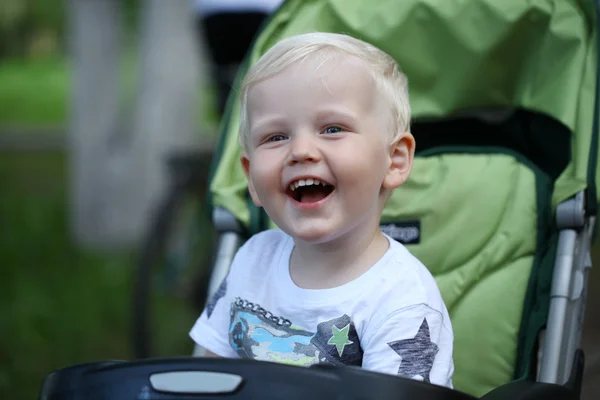 Маленький хлопчик грає в літньому парку — стокове фото