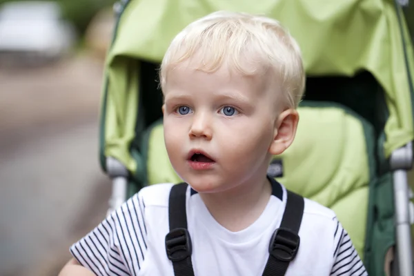 Little boy play in summer park — Stock Photo, Image