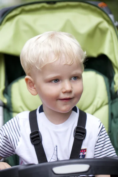 Маленький хлопчик грає в літньому парку — стокове фото