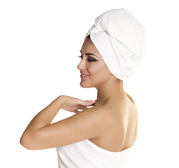 Bella giovane donna etnica in asciugamano bianco — Foto Stock