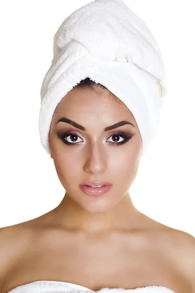 Linda jovem mulher étnica em toalha branca — Fotografia de Stock