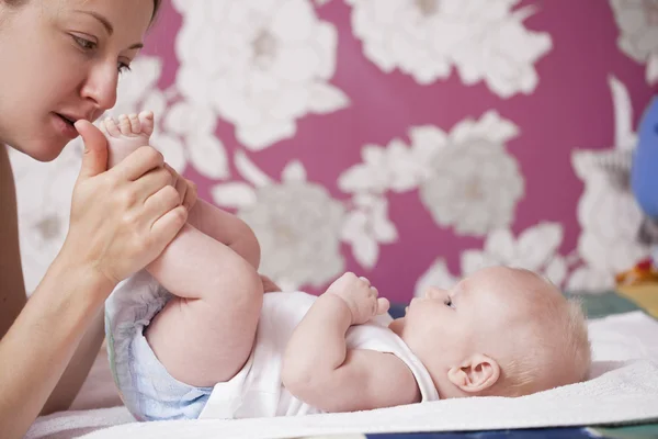 Portret van een pasgeboren babyjongen thuis — Stockfoto