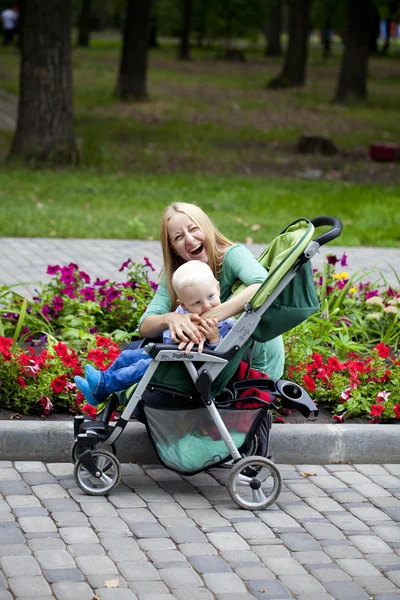 Mamma med två år gamla son i sommaren park — Stockfoto