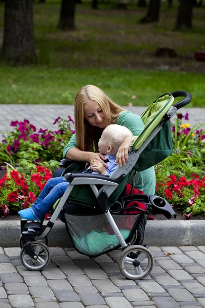 Mamma med två år gamla son i sommaren park — Stockfoto