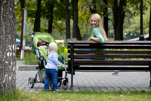 Matka z 2-letniego syna w lato park — Zdjęcie stockowe