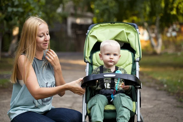 Moeder met twee jaar oude zoon in zomer park — Stockfoto