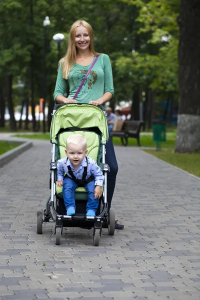Мать с двухлетним сыном в летнем парке — стоковое фото
