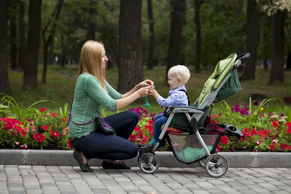 Mutter mit zweijährigem Sohn im Sommerpark — Stockfoto