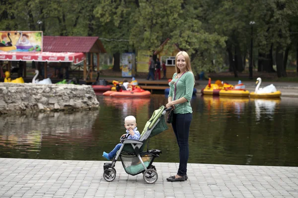 夏の公園で 2 歳の息子を持つ母 — ストック写真