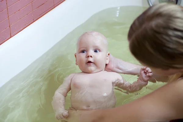 Bébé garçon dans la salle de bain — Photo