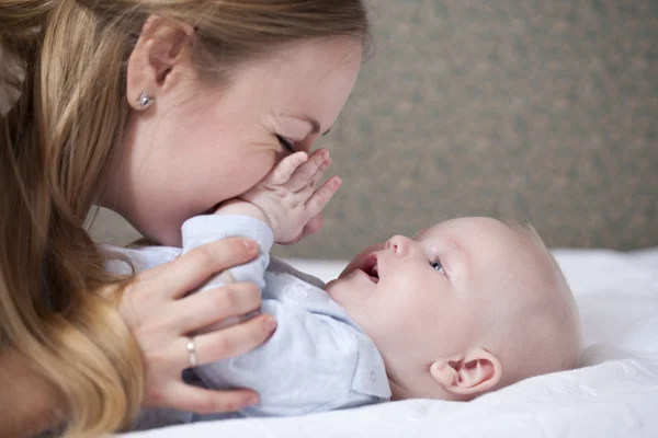 Mama și fiul ei mic acasă — Fotografie, imagine de stoc