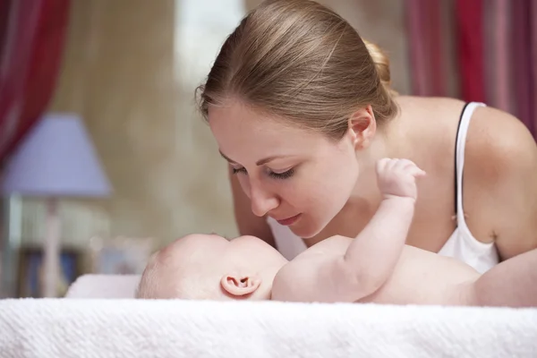 Feliz madre y su pequeño hijo en casa — Foto de Stock