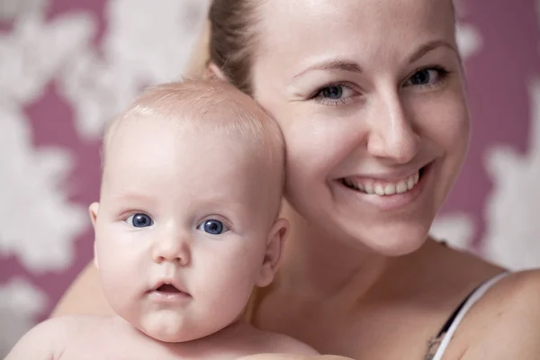 Gelukkig moeder en haar zoontje thuis — Stockfoto