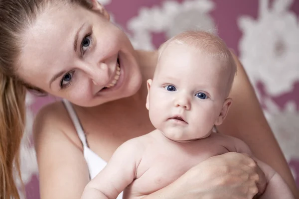 Glückliche Mutter und ihr kleiner Sohn zu Hause — Stockfoto