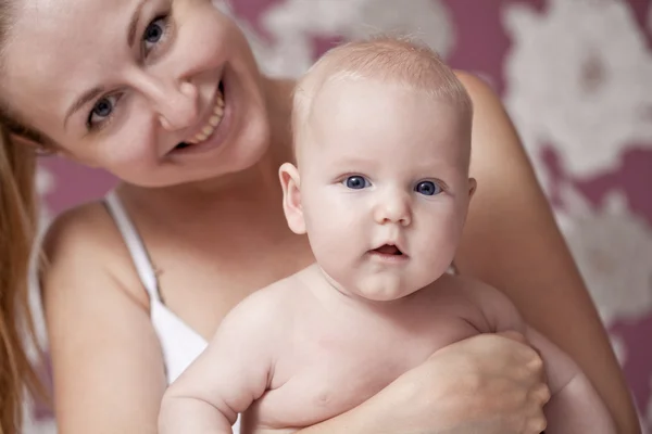 Gelukkig moeder en haar zoontje thuis — Stockfoto