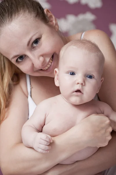 Щаслива мати і її маленький син вдома — стокове фото