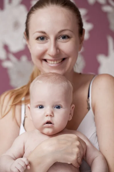 Glad mamma och hennes lilla son hemma — Stockfoto