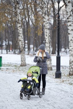 Küçük çocuk arabası içinde oturan