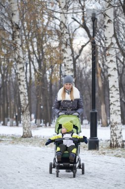 Küçük çocuk arabası içinde oturan