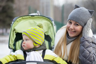Kış Park iki yaşındaki oğlu ile annesi