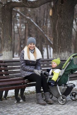 Kış Park iki yaşındaki oğlu ile annesi
