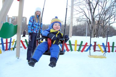 Genç anne ve oğlu kış Park'ta yürüyordunuz
