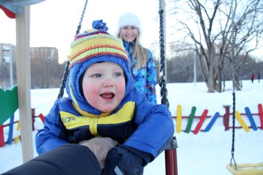 Kış Park'ta yürüyordunuz erkek bebek