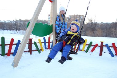 Genç anne ve oğlu kış Park'ta yürüyordunuz