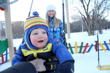 Kış Park'ta yürüyordunuz erkek bebek