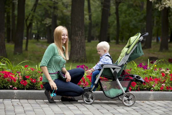 Moeder met twee jaar oude zoon in zomer park — Stockfoto