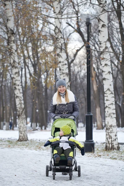 Küçük çocuk arabası içinde oturan
