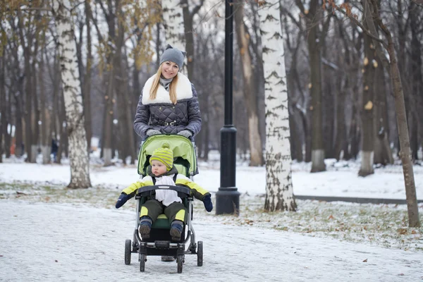 Küçük çocuk arabası içinde oturan