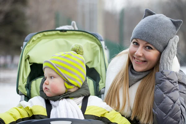Kış Park iki yaşındaki oğlu ile annesi