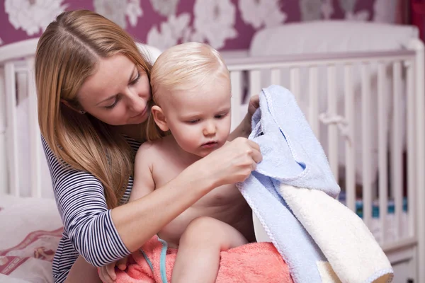 Foto van de gelukkige moeder met schattige babyjongen — Stockfoto