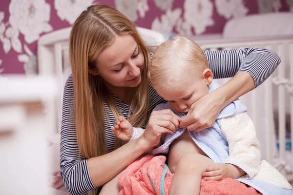 Foto van de gelukkige moeder met schattige babyjongen — Stockfoto