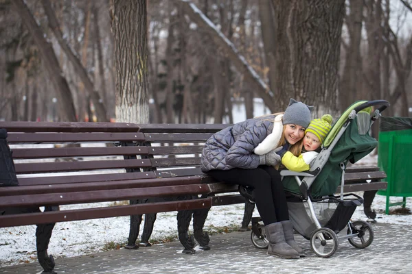 Kış Park iki yaşındaki oğlu ile annesi